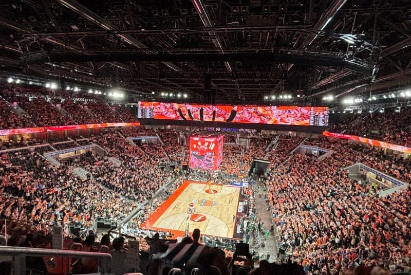 Una tarde de Euroliga en familia en el Roig Arena
