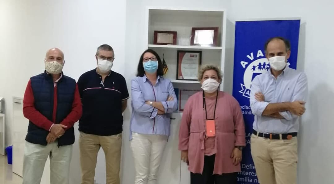 Mª Ángeles Fabrí, nueva presidenta de FANUCOVA, visita la sede de AVAFAM