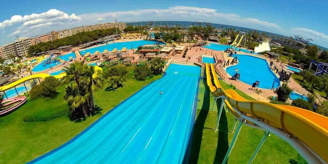 A refrescarte en AQUÓPOLIS con toda tu familia